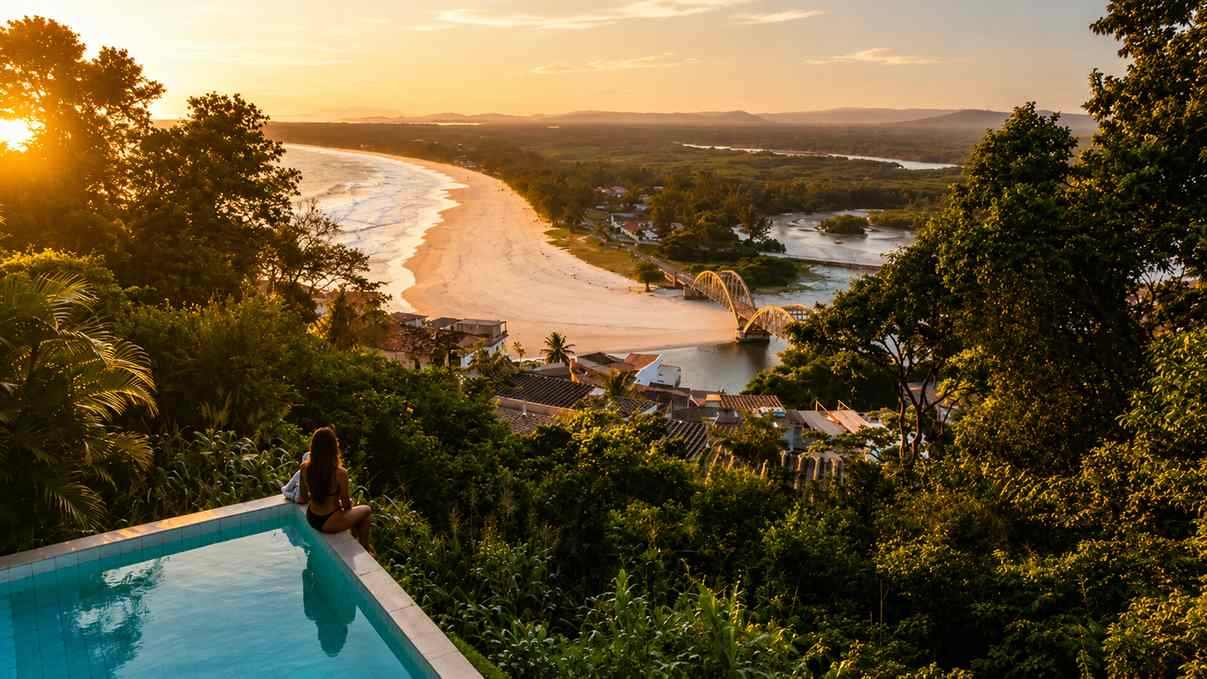 Piscina de borda infinita do Banana Leaf Eco Hostel com vista para as montanhas verdes e o Atlântico em Barra de Guaratiba