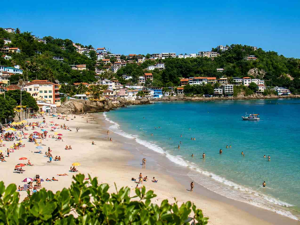Trilha na costa acima de uma praia vazia e das encostas verdes perto de Barra de Guaratiba