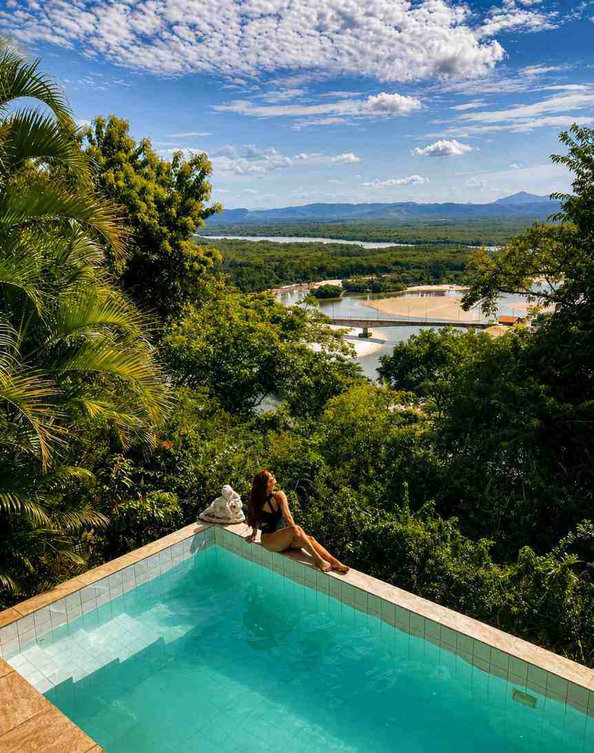 Piscina de borda infinita do Banana Leaf Eco Hostel com o Atlântico e as montanhas de mata de Guaratiba além da borda